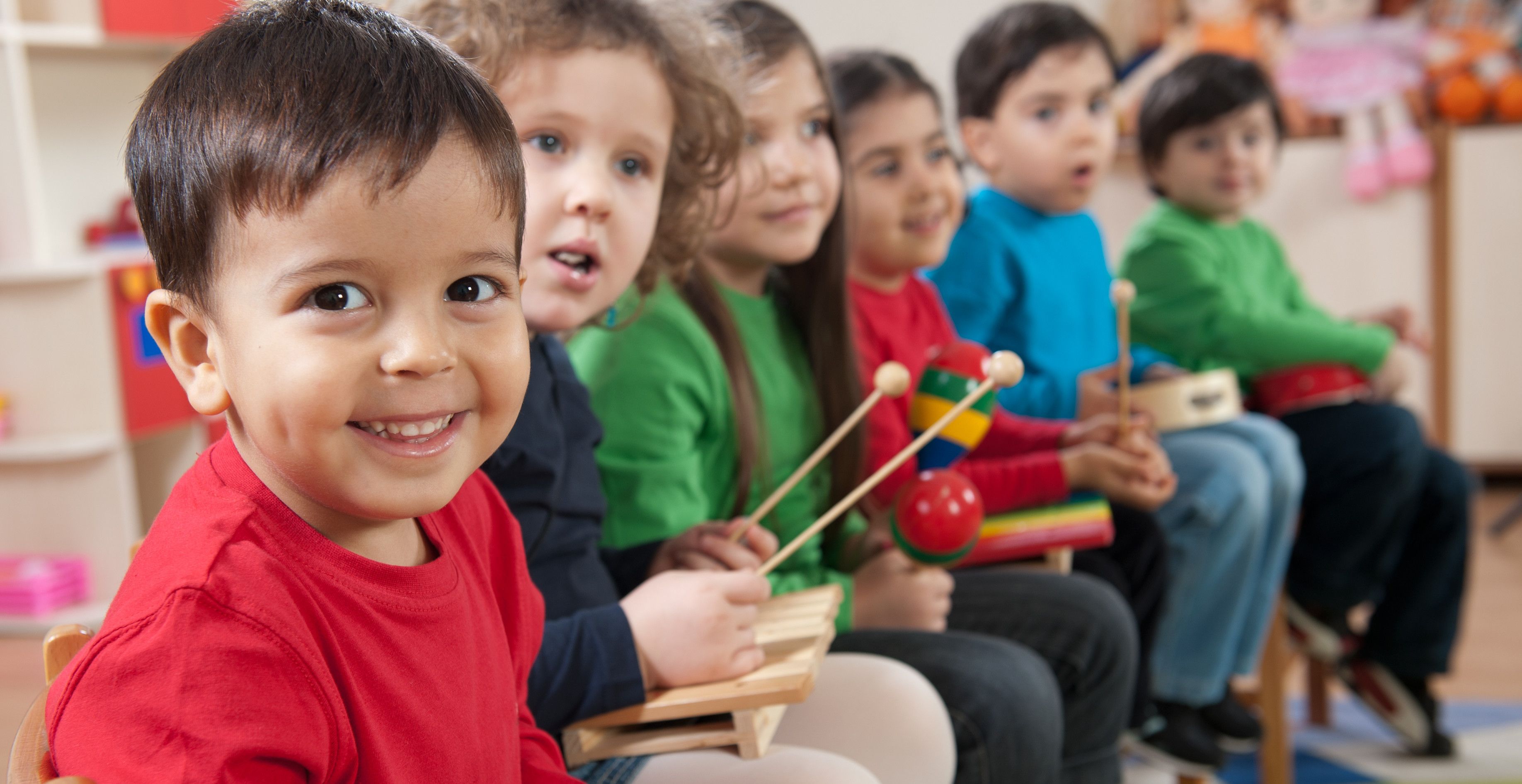 Kinder mit Instrumenten auf einer Bank