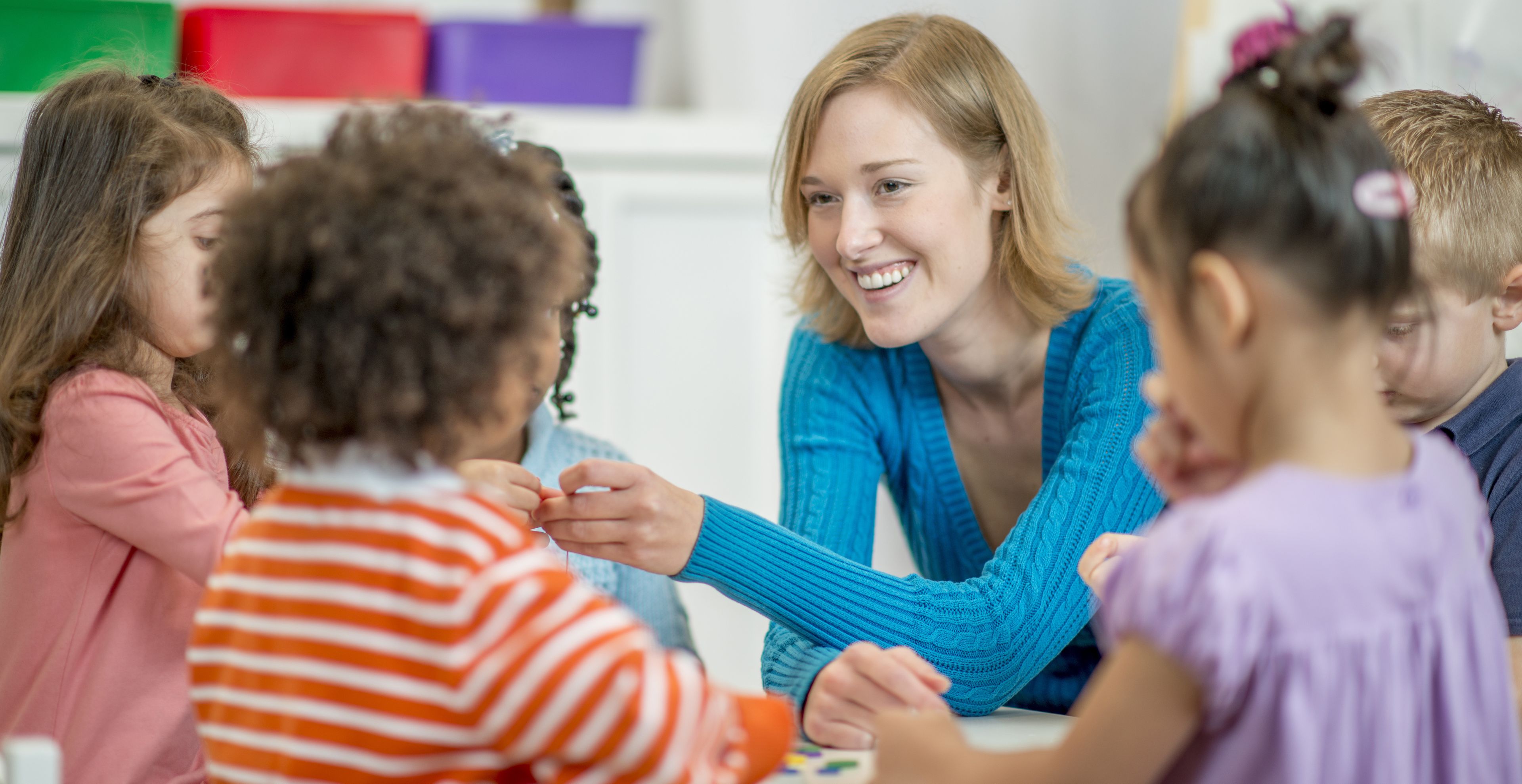 Erzieherin mit Kindern